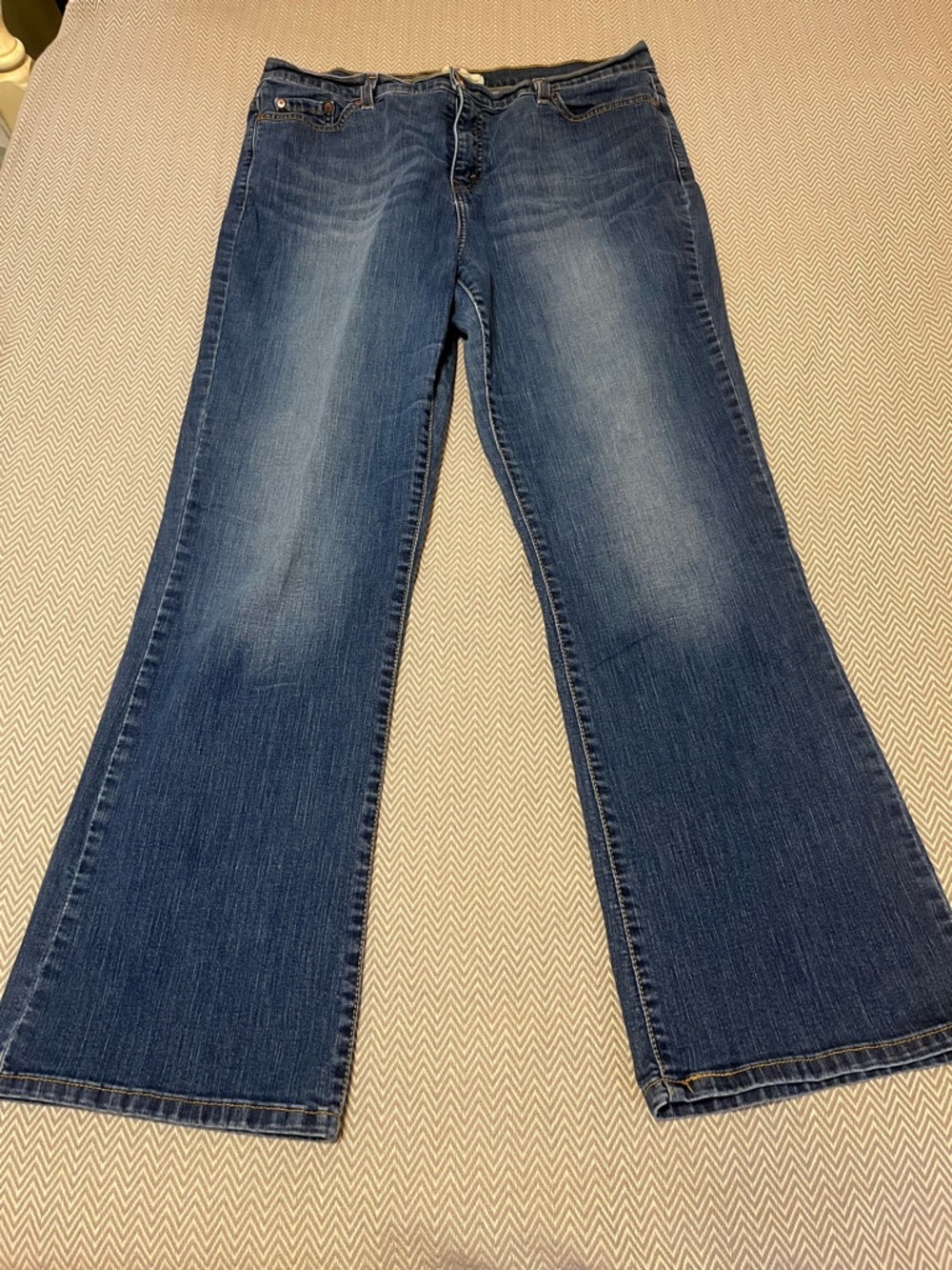 Like new! Levi’s Perfectly Slimming 512 Bootcut Jeans. Medium wash. Size 18 M.